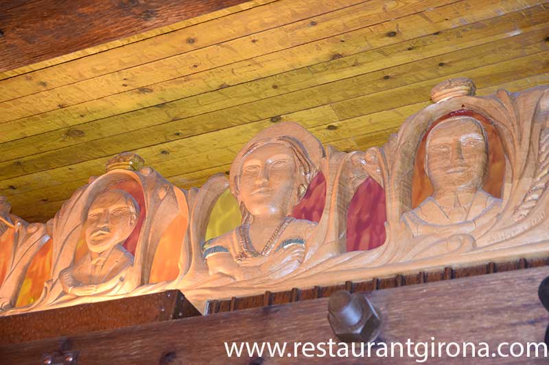 Tallas de madera del restaurant casa marieta de girona restaurante de cocina catalana tradicional para comer y cenar en pareja o en grupo